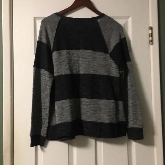 Everleigh Charcoal/ Grey Stripe Sweatshirt NWT Size Medium - Picture 3 of 7